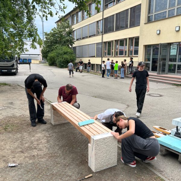 Neue Sitzmöbel für den Pausenhof