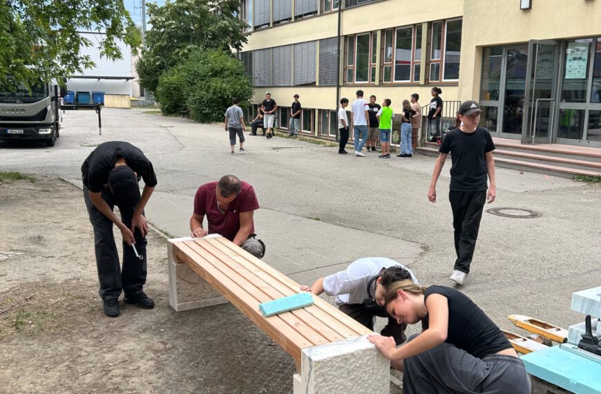 Neue Sitzmöbel für den Pausenhof