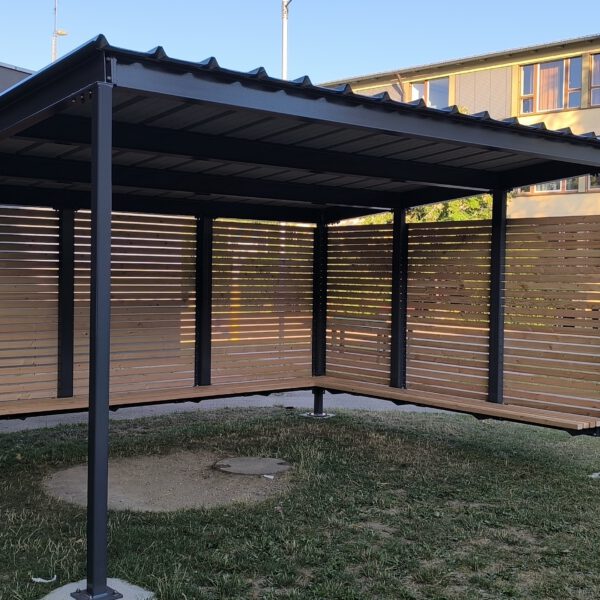 Neuer Unterstand auf dem Pausenhof