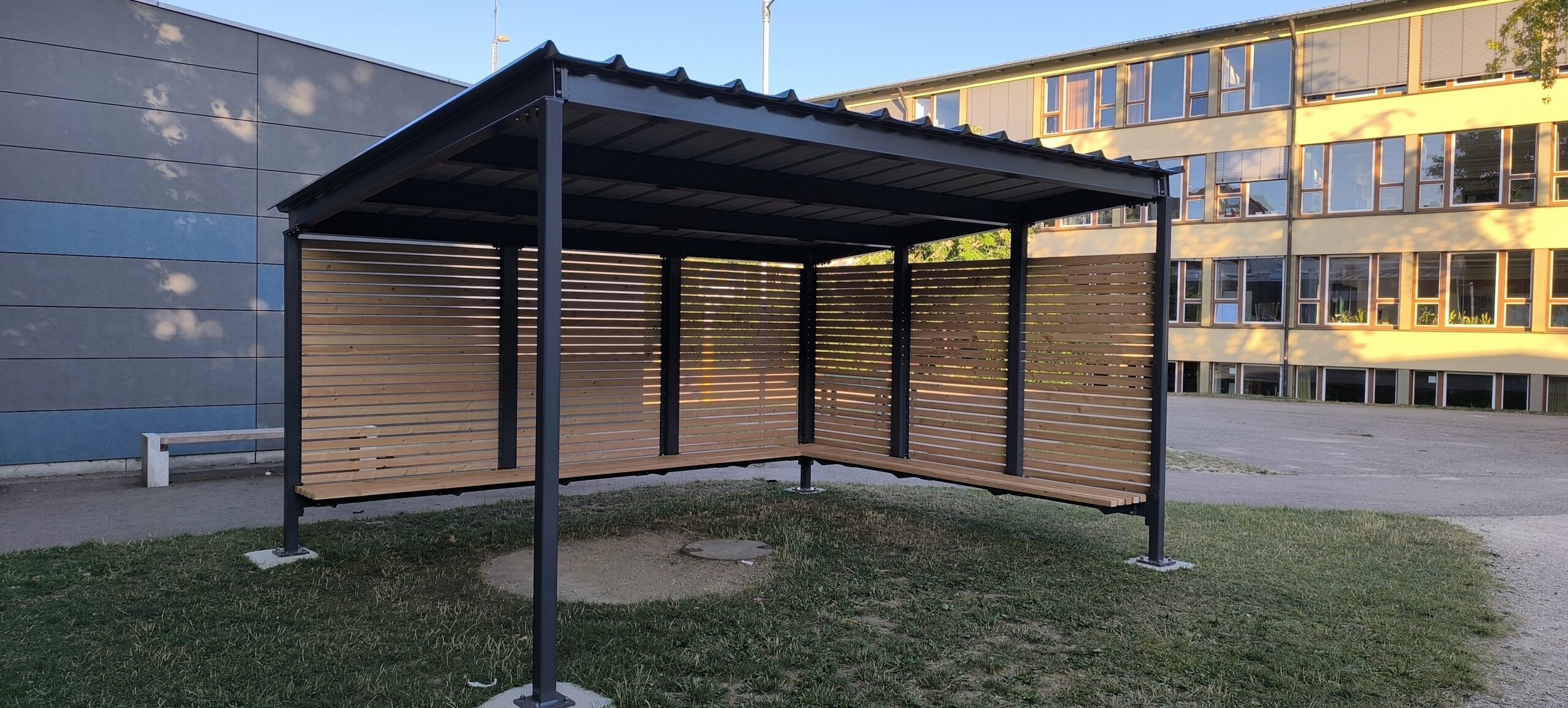 Neuer Unterstand auf dem Pausenhof